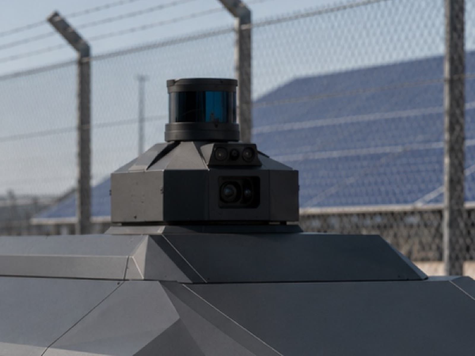 Render en primer plano del mástil del robot SX-1 con el LiDAR en lo alto y las cámaras debajo.