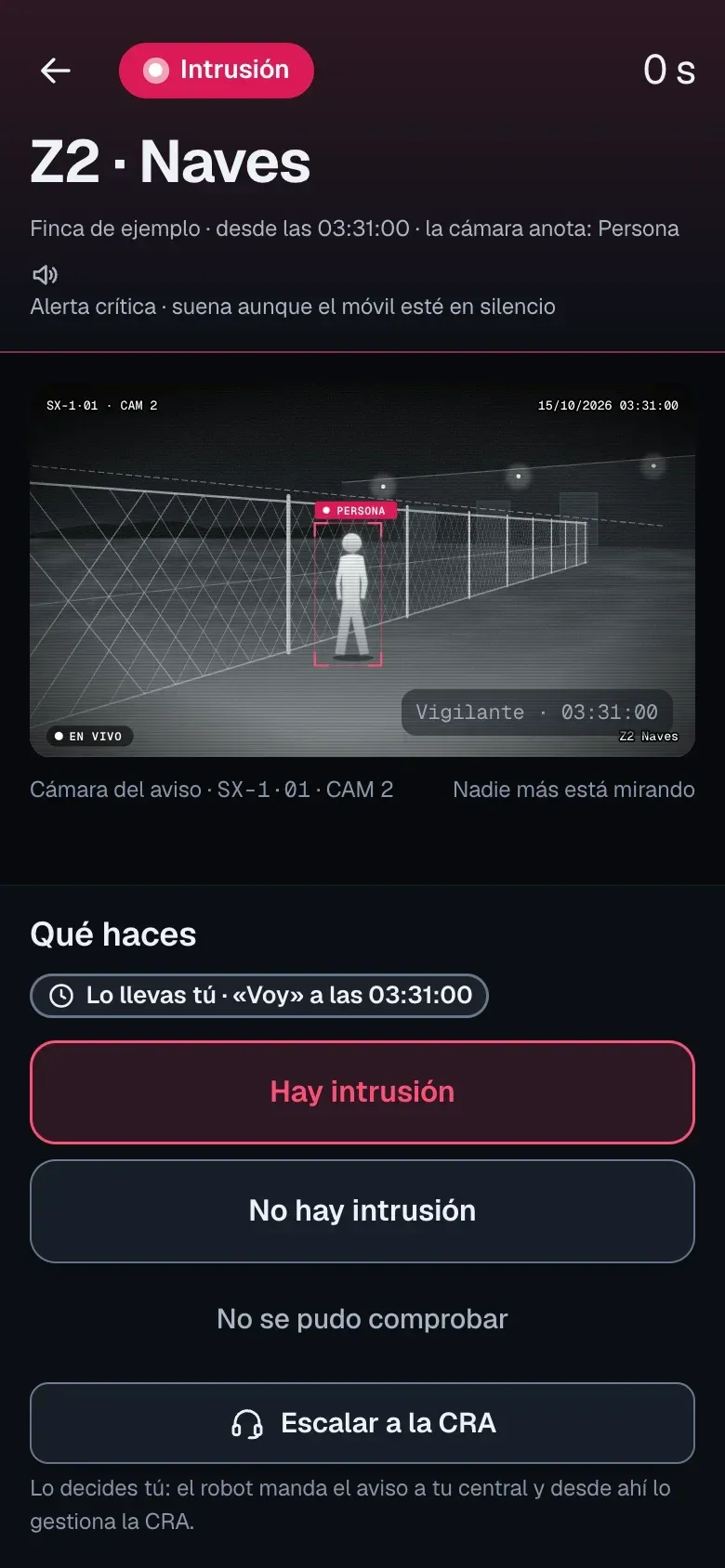 Maqueta de SeaX Live en el móvil del vigilante, ya de camino: el mismo aviso con la cámara en directo, un aviso que suena aunque el móvil esté en silencio y los botones para cerrarlo con lo que ha encontrado (hay intrusión, no hay intrusión o no se pudo comprobar) o escalarlo a la CRA.